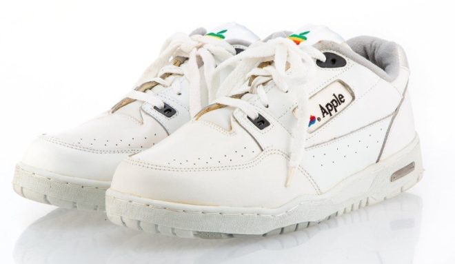 Un paio di rare sneakers Apple finiscono all’asta