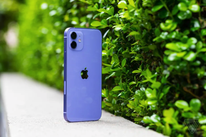 La colorazione viola di iPhone 12 nei primi hands-on