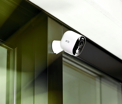 La videocamera di sorveglianza Arlo Ultra 2 Spotlight arriva in Italia