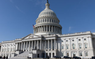 Nuove leggi americane potrebbero vietare il software preinstallato su iPhone