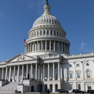 Nuove leggi americane potrebbero vietare il software preinstallato su iPhone