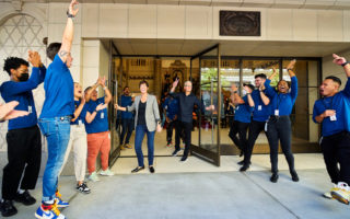 Tim Cook ha partecipato all’inaugurazione dell’Apple Tower Theatre a Los Angeles