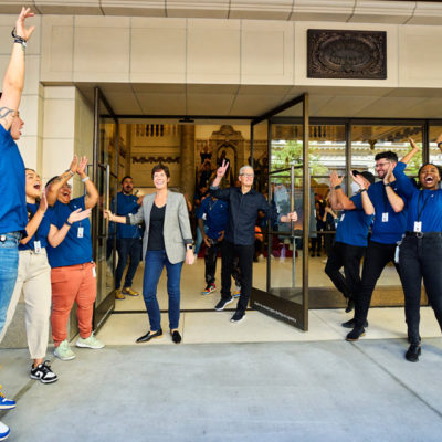 Tim Cook ha partecipato all’inaugurazione dell’Apple Tower Theatre a Los Angeles