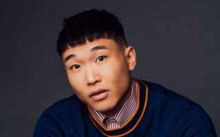 Joel Kim Booster si unisce al cast di una nuova serie Apple TV+ con protagonista Maya Rudolph