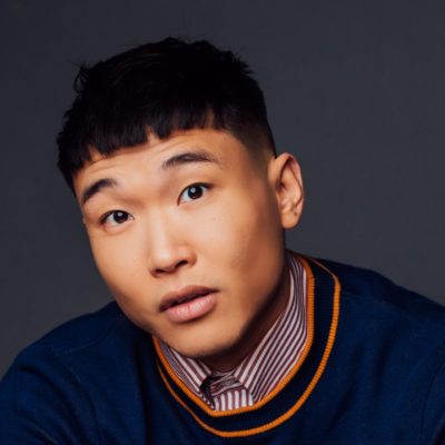 Joel Kim Booster si unisce al cast di una nuova serie Apple TV+ con protagonista Maya Rudolph