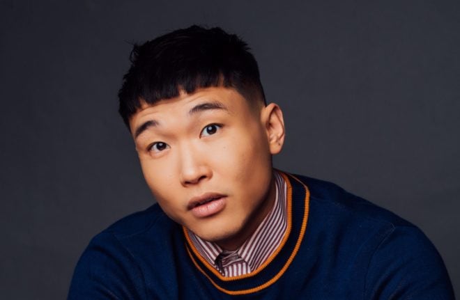 Joel Kim Booster si unisce al cast di una nuova serie Apple TV+ con protagonista Maya Rudolph