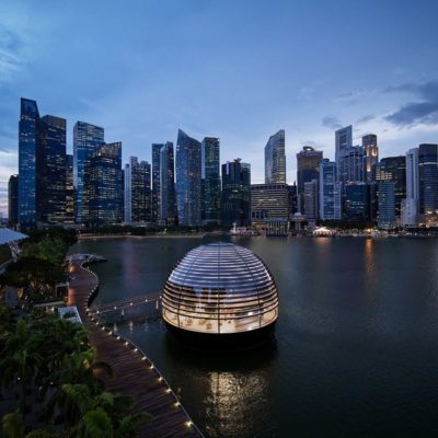 Tim Cook svela il suo primo prodotto Apple per celebrare i 40 anni dell’azienda a Singapore