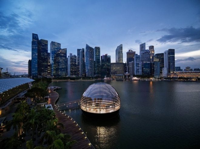 Tim Cook svela il suo primo prodotto Apple per celebrare i 40 anni dell’azienda a Singapore
