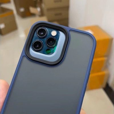 La custodia di iPhone 13 Pro montata su un iPhone 12 Pro