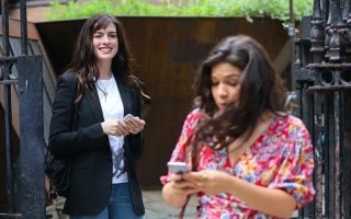 Anne Hathaway sul set di “WeCrashed” di Apple TV+