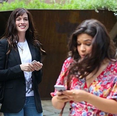 Anne Hathaway sul set di “WeCrashed” di Apple TV+