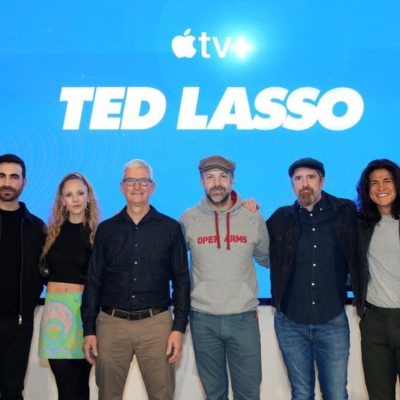 Le star di “Ted Lasso” con Tim Cook nel nuovo Apple Store di Los Angeles