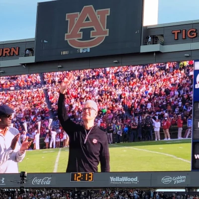 Tim Cook premiato come “Captains of Industry Award” ad Auburn