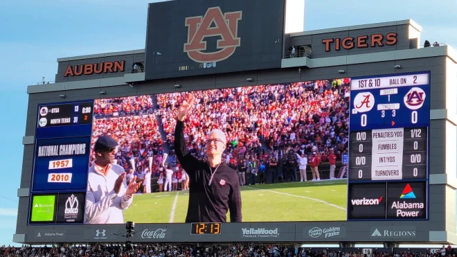 Tim Cook premiato come “Captains of Industry Award” ad Auburn