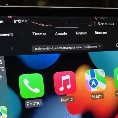 Uno sviluppatore è riuscito a installare CarPlay sulla sua Tesla