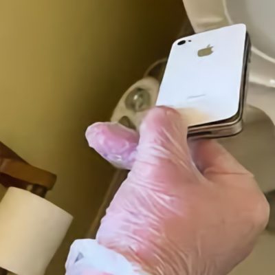 Perde l’iPhone nel gabinetto e lo ritrova dopo 10 anni