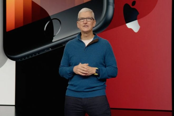 Tim Cook sfoggia i colori dell’Ucraina durante l’evento Apple