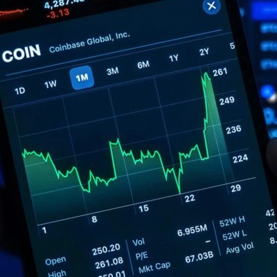 Il CEO di Coinbase critica le limitazioni dell’App Store per le app di criptovalute