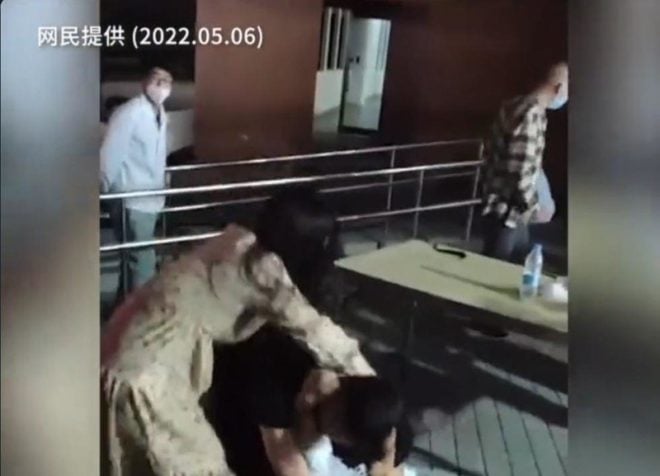 Un video mostra i dipendenti di Quanta in fuga dalle restrizioni COVID in Cina