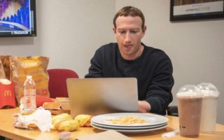 Zuckerberg usa un MacBook, ma non vuole farlo sapere
