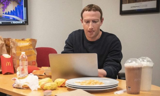 Zuckerberg usa un MacBook, ma non vuole farlo sapere