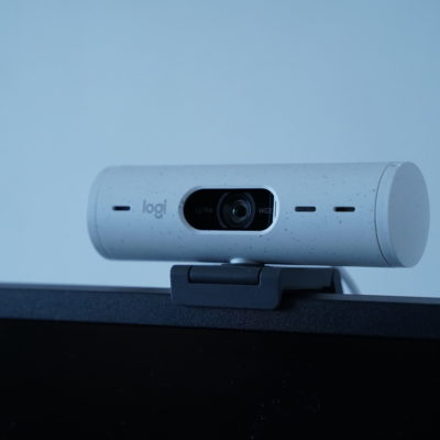 Logitech Brio 500: la web-cam definitiva per le video calls e con il “Center Stage” – Recensione