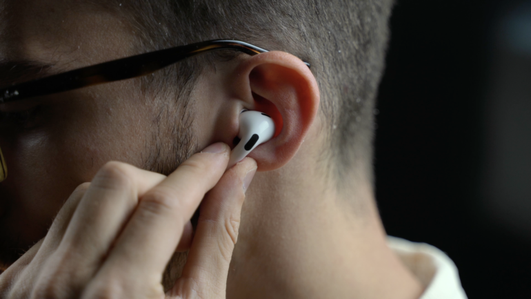 Come pulire AirPods, i consigli per non rovinarli 