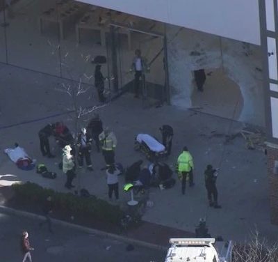 Auto contro la vetrina dell’Apple Derby Street, un morto e decine di feriti