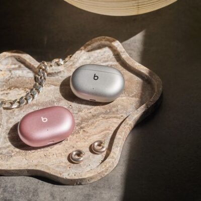 Beats Studio Buds+ ora disponibili nelle colorazioni Argento cosmico e Rosa cosmico