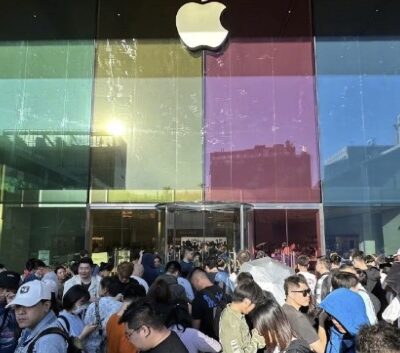 È il giorno degli iPhone 15 e delle code agli Apple Store!
