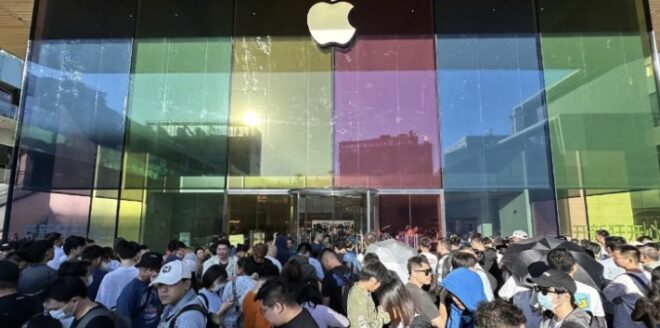 È il giorno degli iPhone 15 e delle code agli Apple Store!