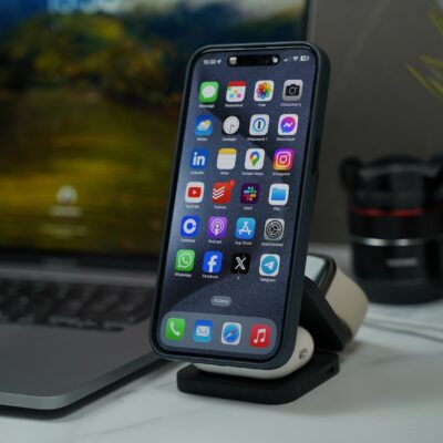 Kuxiu X55, lo stand 3-in-1 che carica iPhone, AirPods e Apple Watch