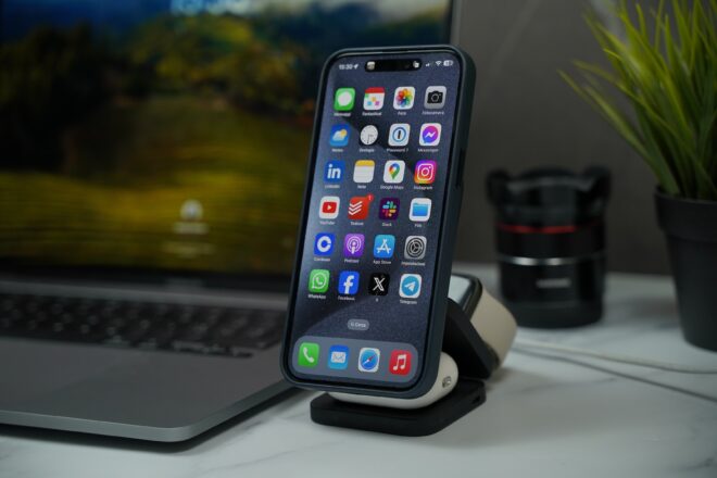 Kuxiu X55, lo stand 3-in-1 che carica iPhone, AirPods e Apple Watch