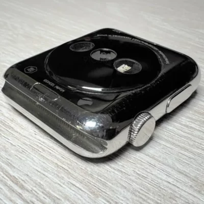 In foto uno dei primi prototipi di Apple Watch