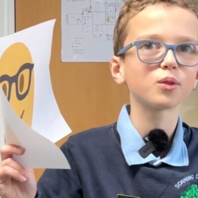 Un bimbo di 10 anni chiede ad Apple di cambiare l’emoji “faccia da nerd”: è offensiva!