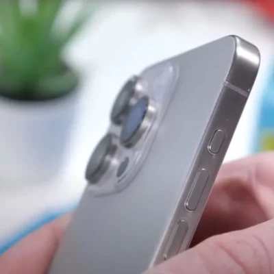 Uno sguardo ravvicinato a un falso iPhone 15 Pro Max