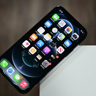 Un iPhone 12 resiste tre mesi immerso in un fiume