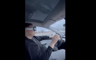 Utilizza gli Apple Vision Pro mentre guida la sua Tesla, arrestato