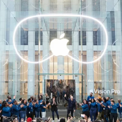 Un Vision Pro gigante compare nello store Apple Fifth Avenue