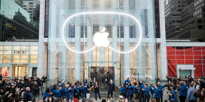 Un Vision Pro gigante compare nello store Apple Fifth Avenue