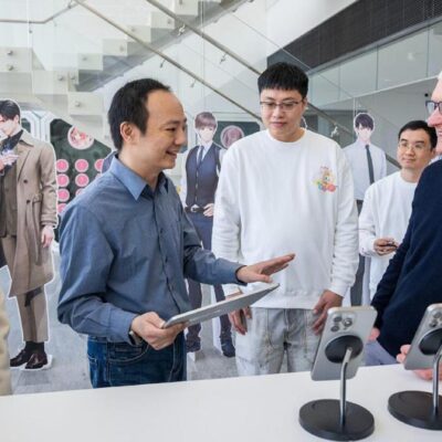 Tim Cook in Cina conferma l’impegno di Apple nel paese