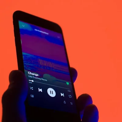 Tu scrivi, Spotify crea: arrivano le Playlist IA