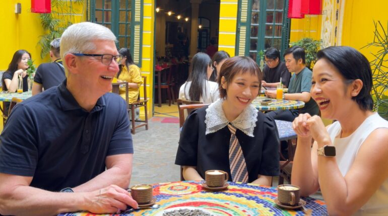 Tim Cook in Vietnam, paese sempre più importante per Apple