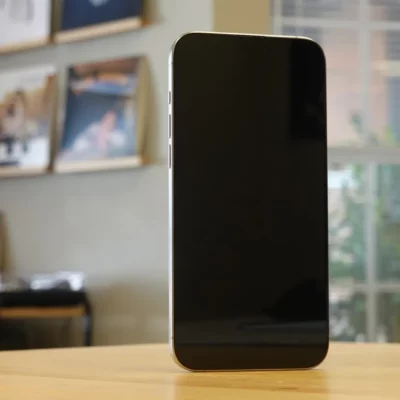 Le piccole crepe sul display di iPhone e Apple Watch non sono più coperte dalla garanzia Apple