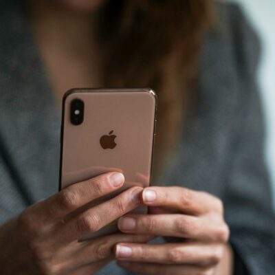 Distanza dallo schermo: come proteggere la vista mentre si usa iPhone