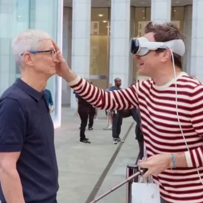 Tim Cook e Jimmy Fallon parlano di iPhone e previsioni sugli hot dog: un incontro tra tecnologia e divertimento