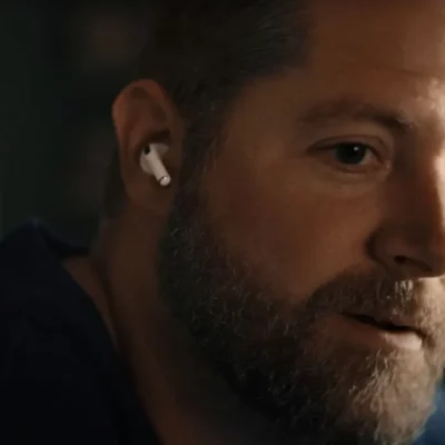 Gli AirPods Pro 2 sono i protagonisti del nuovo spot natalizio di Apple