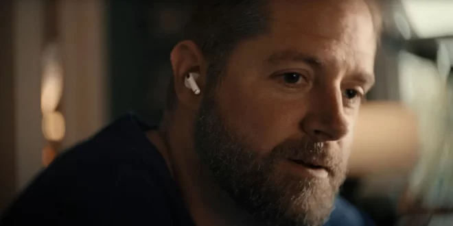 Gli AirPods Pro 2 sono i protagonisti del nuovo spot natalizio di Apple