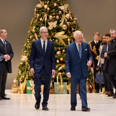 Tim Cook e Re Carlo III in visita al quartier generale di Apple UK
