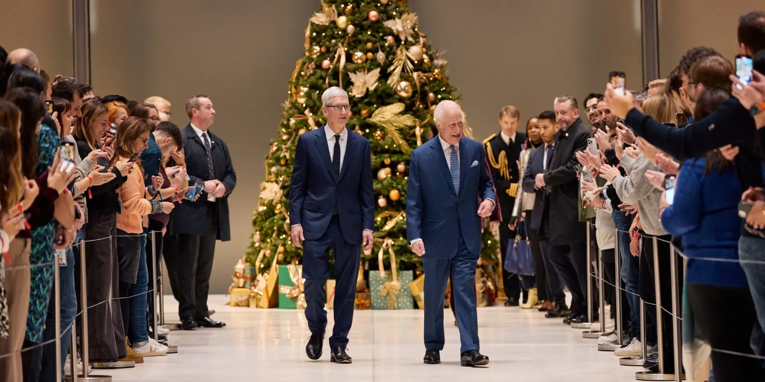 Tim Cook e Re Carlo III in visita al quartier generale di Apple UK